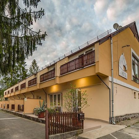 Lipicai Hotel Es Etterem Szilvásvárad Exteriör bild