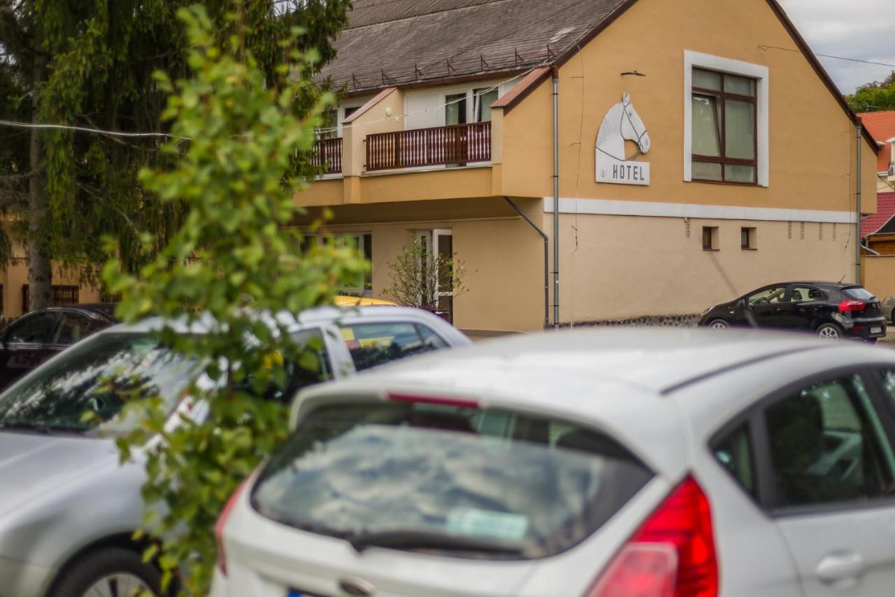 Lipicai Hotel Es Etterem Szilvásvárad Exteriör bild