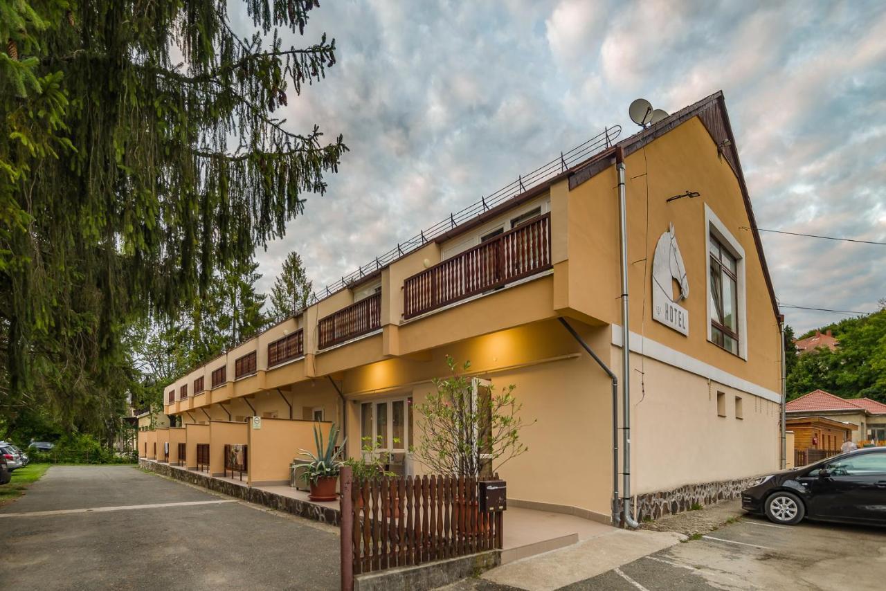 Lipicai Hotel Es Etterem Szilvásvárad Exteriör bild