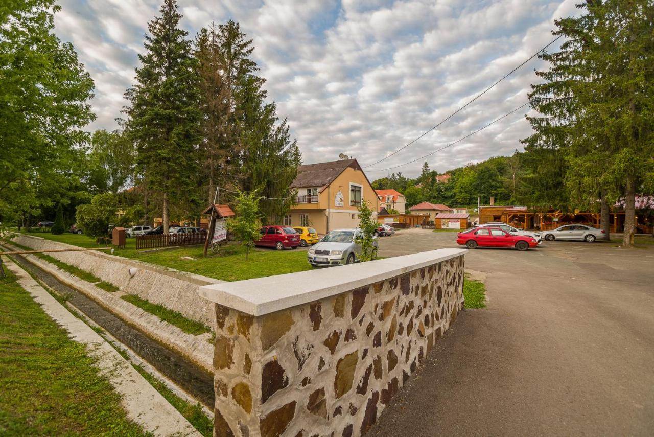 Lipicai Hotel Es Etterem Szilvásvárad Exteriör bild